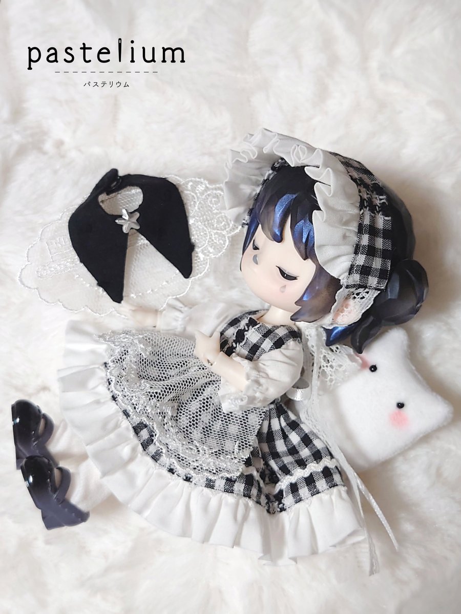 pastelium_doll's tweet photo. 1/12サイズ(オビツ11、ねんどる、シュガカプなど)
素朴なハロウィンお洋服 5点セット
価格：7,500円
ワンピース、レースエプロン、とんがりつけ襟、ヘッドドレス、ネコ耳おばけちゃんクッション(白)の5点セットです。
つけ襟を外すと素朴でシンプルな雰囲気になります。 https://t.co/qtXlDwsrx1