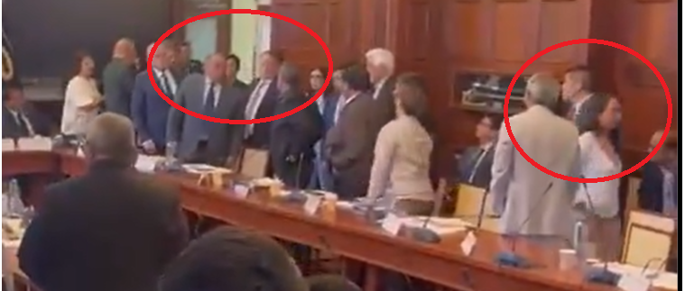 grancomboclub's tweet photo. Maraví fue rodeado x ministros y senadores/as de la derecha x defender q no interrumpieran a Luque.
La senadora Alcorta se acercó a increparlo más, e Iturregui p separarlo. La intervención de Alcorta fue la excusa de Giampietri p pecharlo.
En cambio,Luque lo dejó solo y se alejó. https://t.co/QepMC0ztcL