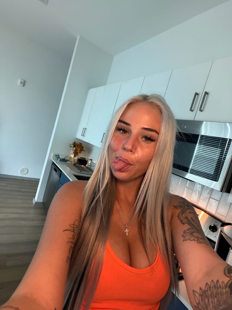 sariahlm01's tweet photo. lemme show you what else this tongue can do 😘 https://t.co/4gswjsyE8Q