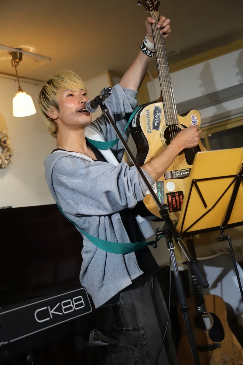 gomuzori's tweet photo. 26/10/10(土) 仙台 河原町 SORACAFE
アヤコ × Nanas◎n × KUROYAN
｢THREE MAN LIVE!!!｣

🎸#KUROYAN(主催)
🎹🍺#ｱﾔｺ(#ｶﾀｶﾅ3文字)
🎸Nanas◎n(#ななそん)

このメンバーでは１年ぶり‼️
カナダから帰ってきたななそんを囲んで
おかえり歓迎会🎵
カナダ話を聞きなから楽しいライブでした😄 https://t.co/k3S7vwM6US