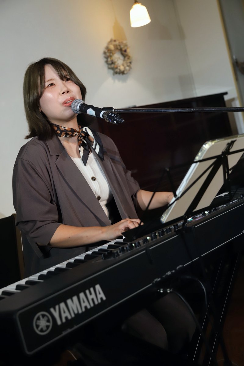 gomuzori's tweet photo. 26/10/10(土) 仙台 河原町 SORACAFE
アヤコ × Nanas◎n × KUROYAN
｢THREE MAN LIVE!!!｣

🎸#KUROYAN(主催)
🎹🍺#ｱﾔｺ(#ｶﾀｶﾅ3文字)
🎸Nanas◎n(#ななそん)

このメンバーでは１年ぶり‼️
カナダから帰ってきたななそんを囲んで
おかえり歓迎会🎵
カナダ話を聞きなから楽しいライブでした😄 https://t.co/k3S7vwM6US