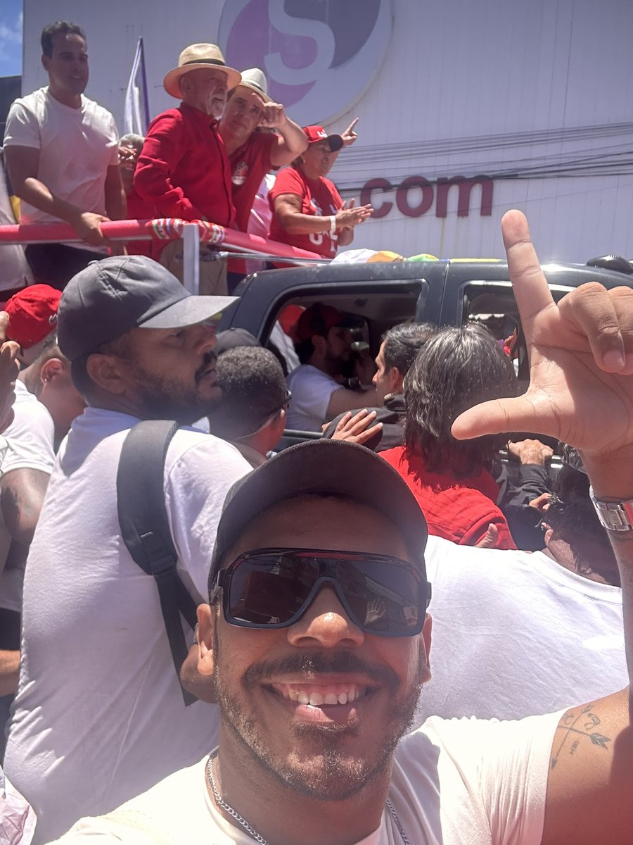 mariiobarbosa's tweet photo. A Constituição é do povo brasileiro, fruto da nossa soberania, e nenhum poder no mundo pode tirá-la de nós. Natal que coisa linda, fizemos história. Simbora eleger Cadu governadore Lula Presidente ❤️⭐️✊🏾1️⃣3️⃣
#LulaEmNatal @LulaOficial @caduxavier https://t.co/RO7hC71VSE