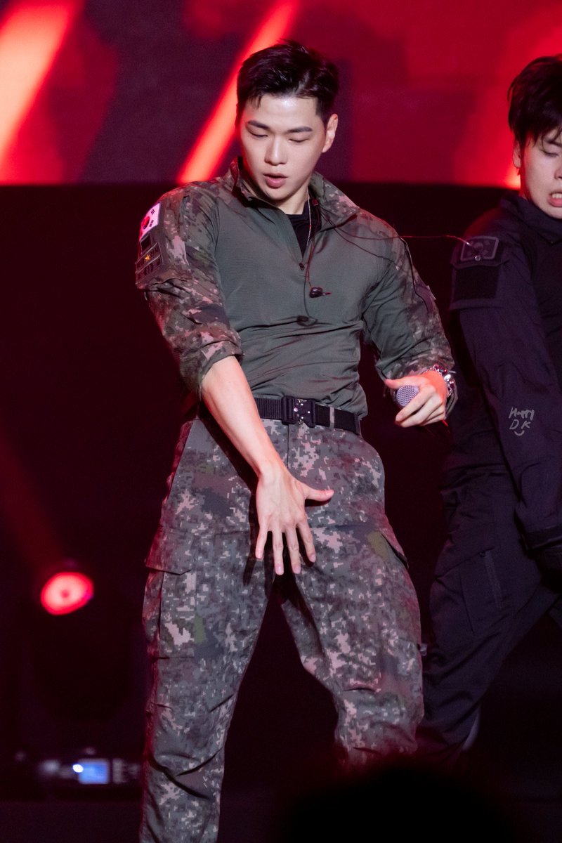 momo_chan85's tweet photo. I’ve been reading comments from some of Daniel’s latest viral fancams and the general agreement seems to be everyone loves his natural male handsomeness, his built body, his effortless dancing without forcing trying to be sexy, and his ability to control intensity 🫠❤️‍🔥 https://t.co/2TDPmDsqs7