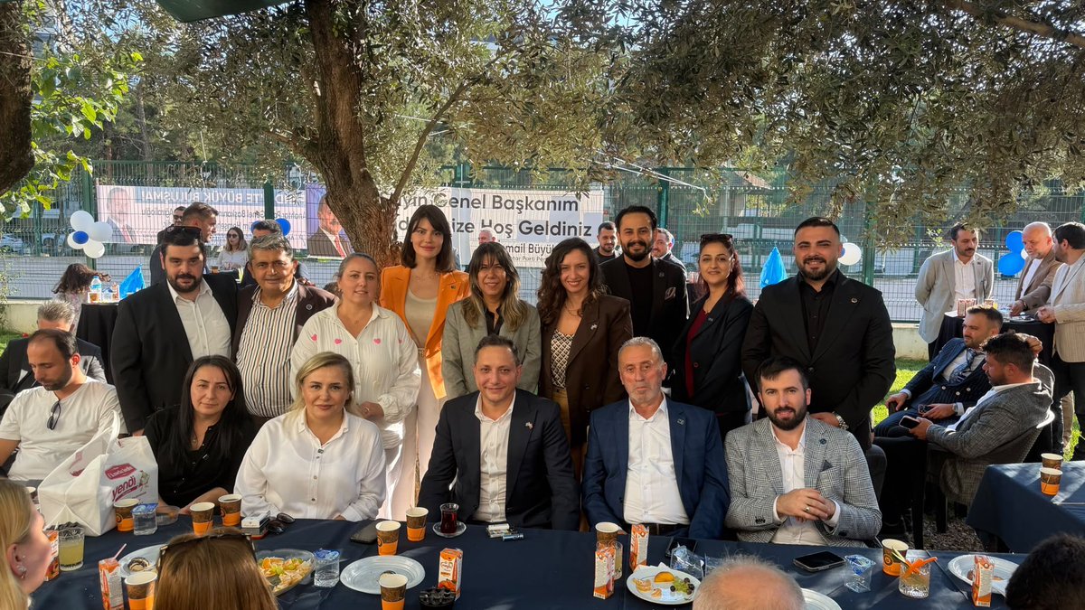 akaykamiloglu's tweet photo. Bizim moralimiz yüksek, yüzümüz gülüyor, umudumuz diri!

Liderimize inanıyoruz, yol arkadaşlarımıza güveniyoruz. Her geçen gün büyüyen, birbirine kenetlenen bir teşkilatız.

Yavuz Ağıralioğlu’nun ardında yürümekten gurur duyuyoruz.

Yolumuz uzun, hedefimiz büyük, heyecanımız tarifsiz.

Ne güzel insanlarla, ne güzel bir yoldayız! 🔑🇹🇷

#AnahtarParti #YavuzAğıralioğlu #AnahtarPartiÜsküdar #deprem  #RİZvFB #FonZedelerAnkarada  #GSvKAS  #Cumartesi #FonZedeyeAnaParaVerilsin