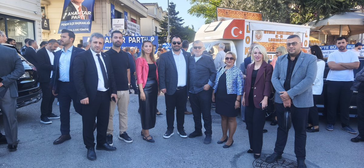 akaykamiloglu's tweet photo. Bizim moralimiz yüksek, yüzümüz gülüyor, umudumuz diri!

Liderimize inanıyoruz, yol arkadaşlarımıza güveniyoruz. Her geçen gün büyüyen, birbirine kenetlenen bir teşkilatız.

Yavuz Ağıralioğlu’nun ardında yürümekten gurur duyuyoruz.

Yolumuz uzun, hedefimiz büyük, heyecanımız tarifsiz.

Ne güzel insanlarla, ne güzel bir yoldayız! 🔑🇹🇷

#AnahtarParti #YavuzAğıralioğlu #AnahtarPartiÜsküdar #deprem  #RİZvFB #FonZedelerAnkarada  #GSvKAS  #Cumartesi #FonZedeyeAnaParaVerilsin