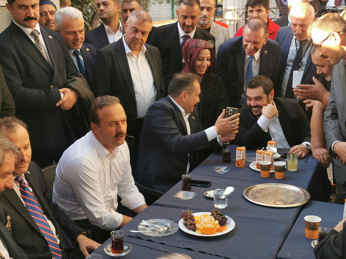 akaykamiloglu's tweet photo. Bizim moralimiz yüksek, yüzümüz gülüyor, umudumuz diri!

Liderimize inanıyoruz, yol arkadaşlarımıza güveniyoruz. Her geçen gün büyüyen, birbirine kenetlenen bir teşkilatız.

Yavuz Ağıralioğlu’nun ardında yürümekten gurur duyuyoruz.

Yolumuz uzun, hedefimiz büyük, heyecanımız tarifsiz.

Ne güzel insanlarla, ne güzel bir yoldayız! 🔑🇹🇷

#AnahtarParti #YavuzAğıralioğlu #AnahtarPartiÜsküdar #deprem  #RİZvFB #FonZedelerAnkarada  #GSvKAS  #Cumartesi #FonZedeyeAnaParaVerilsin