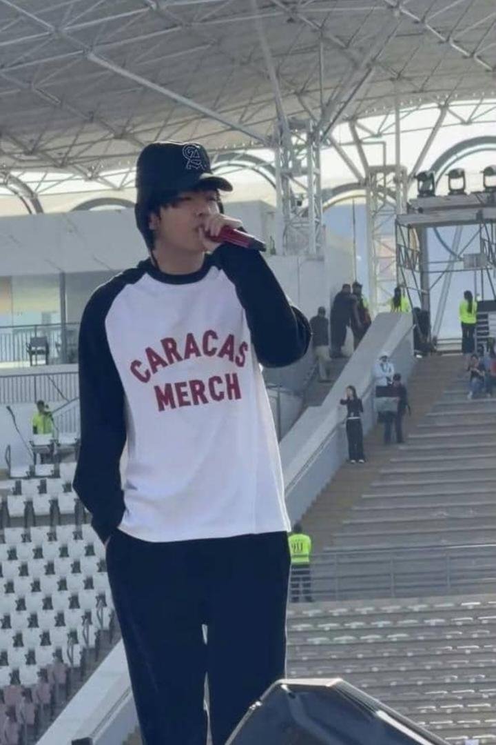 bellvsyg's tweet photo. Esta es para todas las peruanas que me dijeron que me fuera a sacar cuerpos de los escombros, que no estamos muriendo de hambre y que BTS no topa a Venezuela, AGARRA MALDITA https://t.co/Vnm8LKkbRT