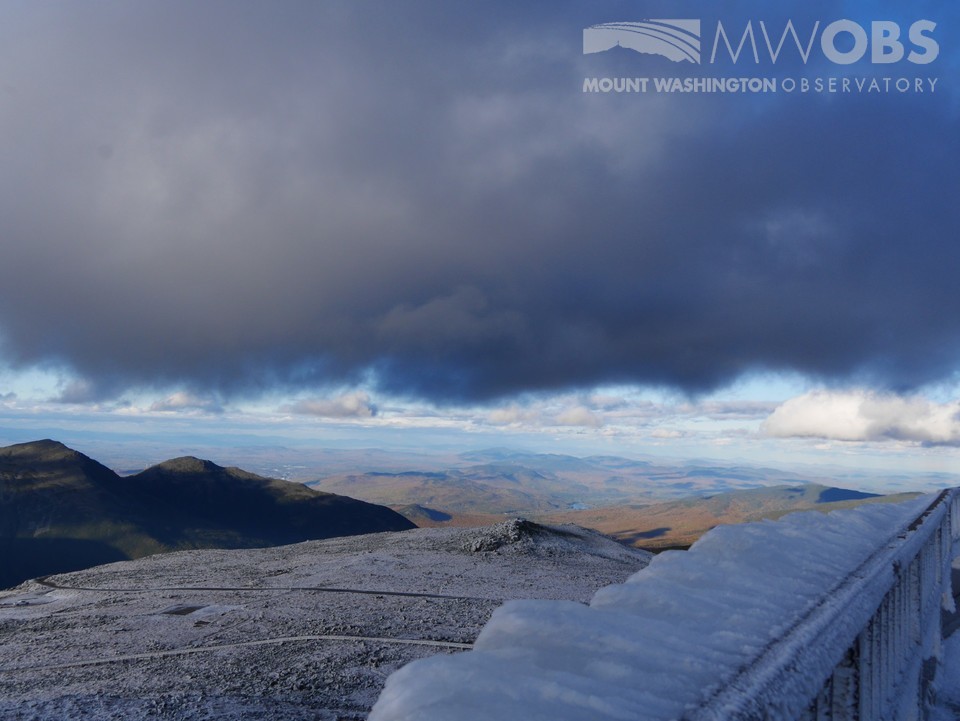 MWObs's tweet photo. The summit burst out of the fog this morning and was treated to pretty spectacular snoliage! Temperatures will rise well above freezing tomorrow, however, melting much of the rime ice we've been able to accumulate over the past several days. #nh #mountwashington #snoliage https://t.co/Fw3kWjl4oW