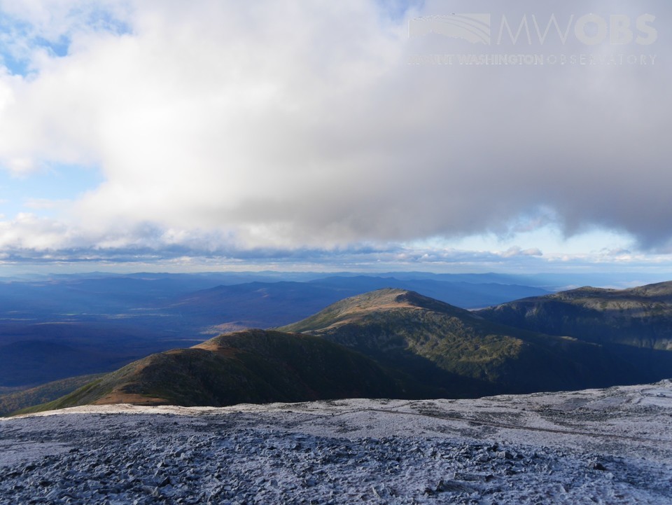 MWObs's tweet photo. The summit burst out of the fog this morning and was treated to pretty spectacular snoliage! Temperatures will rise well above freezing tomorrow, however, melting much of the rime ice we've been able to accumulate over the past several days. #nh #mountwashington #snoliage https://t.co/Fw3kWjl4oW