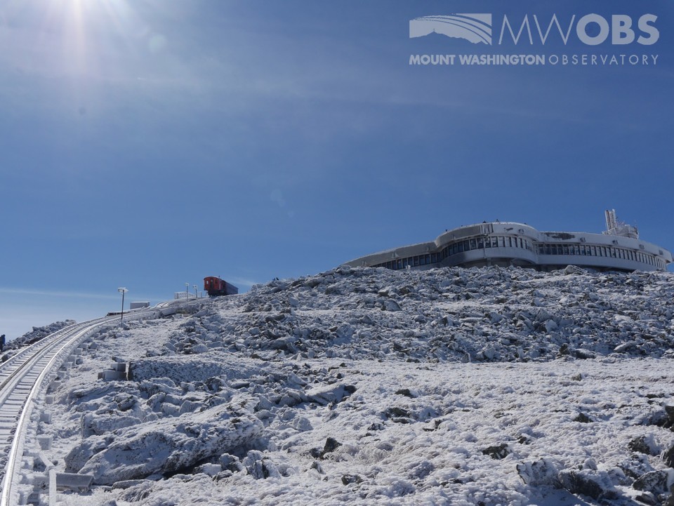 MWObs's tweet photo. The summit burst out of the fog this morning and was treated to pretty spectacular snoliage! Temperatures will rise well above freezing tomorrow, however, melting much of the rime ice we've been able to accumulate over the past several days. #nh #mountwashington #snoliage https://t.co/Fw3kWjl4oW