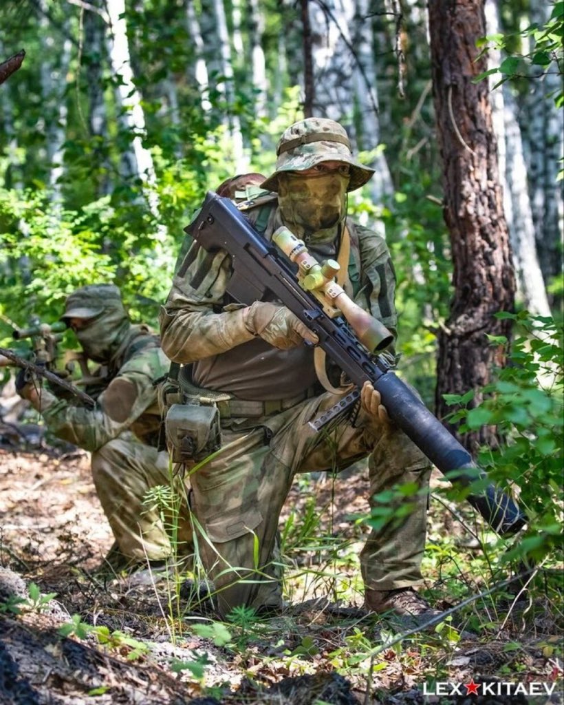 Agbasala12ff's tweet photo. Special forces operative with a sniper rifle of the special large-caliber VSSK 6S8 "Vykhlop" https://t.co/5oRembF0Yc
