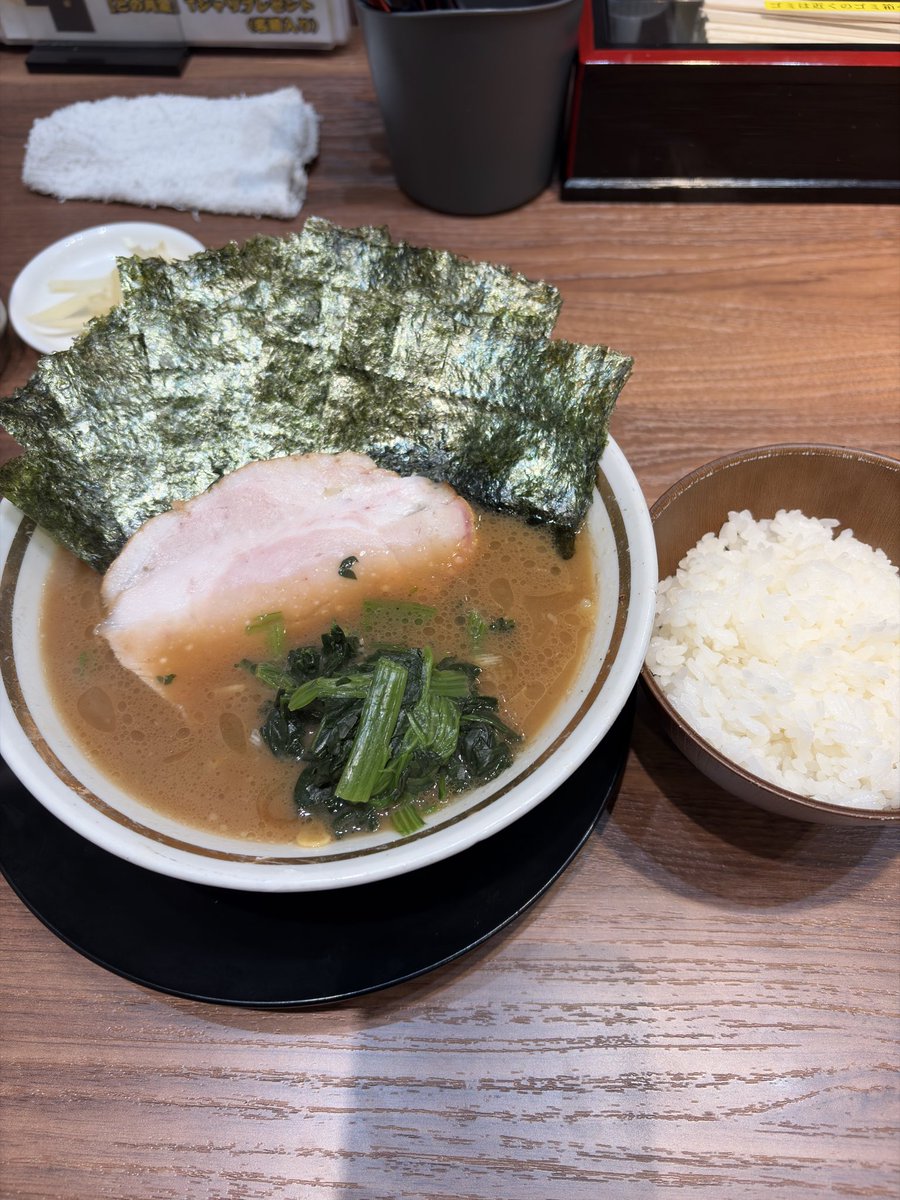 umaimonsuky's tweet photo. との丸家山形店　朝ラーメン海苔ライス

今朝も冷え込み濃霧の市内
霧を吹き飛ばす事はできないケド気持ちのモヤはココで即解消しちゃう
アチィスープを一口すすれば
もう考えることやめちゃうよね😂
今朝もガツンでバシィでウメェでした👍
ごっさました！ https://t.co/lY9ZEsHp21