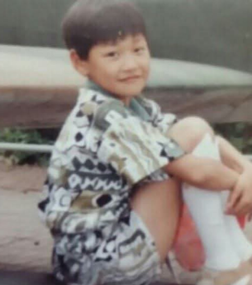 jeongjeonginuna's tweet photo. Behind the fame, ayah Kim Young-kwang merupakan veteran Perang Vietnam yang meninggal akibat dampak pascaperang ketika Kim Young-kwang masih duduk di kelas 6 SD. 🥺

Kondisi ekonomi keluarganya kemudian tidak mudah. Sejak kelas 2 SMP, Kim Young-kwang mulai bekerja paruh waktu untuk membantu keluarganya. Ia pernah mengantarkan selebaran dan bekerja di pom bensin. Gaji pertamanya di pom bensin hanya 290.000 won per bulan. Bertahun-tahun kemudian, ia membangun karier sebagai model dan aktor.

Pada Desember 2013, Kim Young-kwang juga menjalani wajib militer. Setelah empat minggu pelatihan dasar, ia bertugas sebagai pekerja layanan publik selama enam bulan. Masa tugasnya dipersingkat karena diakui sebagai penerima penghargaan jasa negara berkat jasa ayahnya.

https://t.co/H26BGwLBNk
https://t.co/I0zOddJRE1