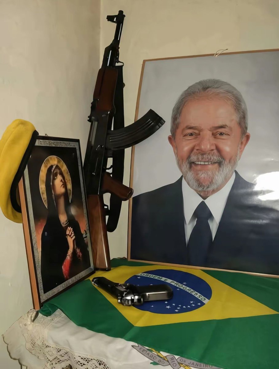 r4ycatt's tweet photo. Quando estão tentando falar de futilidade perto de mim, mas desde segunda eu estou assim https://t.co/fFUoIhlP6N