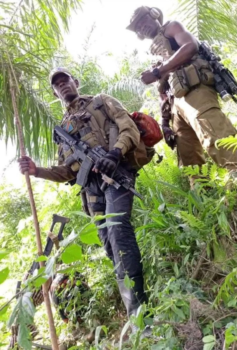 ClmentMuya2's tweet photo. 🚨ALERTE GOMA
Après la panique le Rwanda se ressaisir et envoit près d'un bataillon de sa garde présidentielle, l'unité la plus aguerrie de l'armée rwandaise. 15 camions d'une cinquantaine de soldats ont passés la grande barrière et se dirigent vers MASISI
Les Waza les attendent https://t.co/lQwhVuT6RU