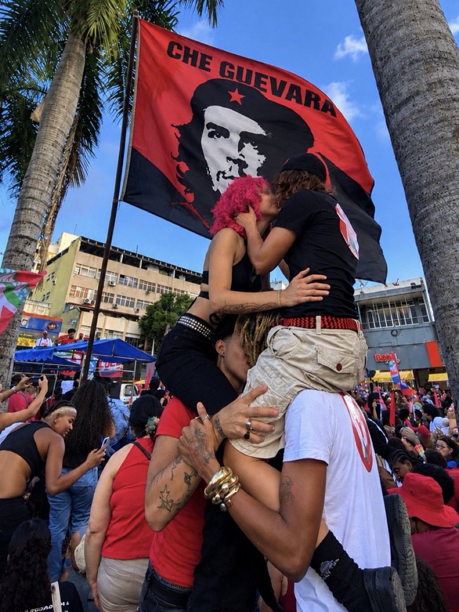 oihelend's tweet photo. Acho engraçado que são os “gays com che guevara” que dizem que os negros não podem ser de direita 😂😂 https://t.co/00LaSooUJC