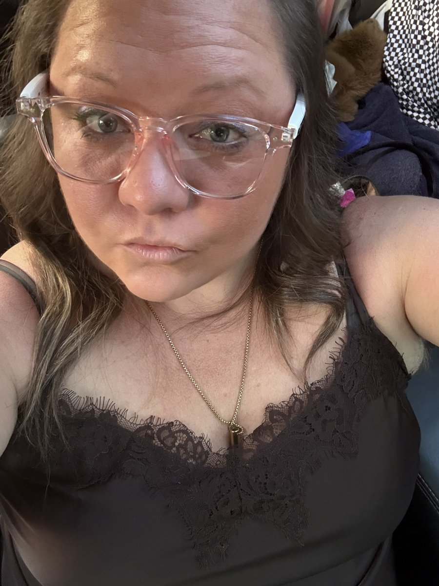 themessiestjes's tweet photo. when your bestie @DiMecoSarah brings you AI glasses bc she gets it https://t.co/GwQkV5zV03