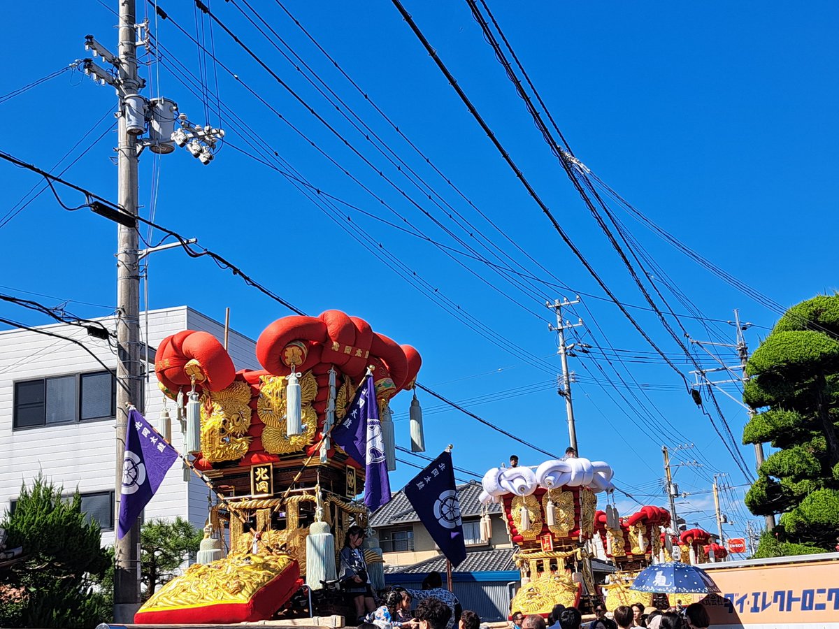 MA90185043's tweet photo. うん十年ぶりに地元の秋祭りに行ってきた🎌
我が地区の太鼓台統一寄せ全１２台が揃うのは稀で…めちゃかっけぇくて圧巻テンション上がった✨️
綺麗で昔とは全く風習も違って、凄く羨ましーやった☺ https://t.co/bmDn3u6b7O