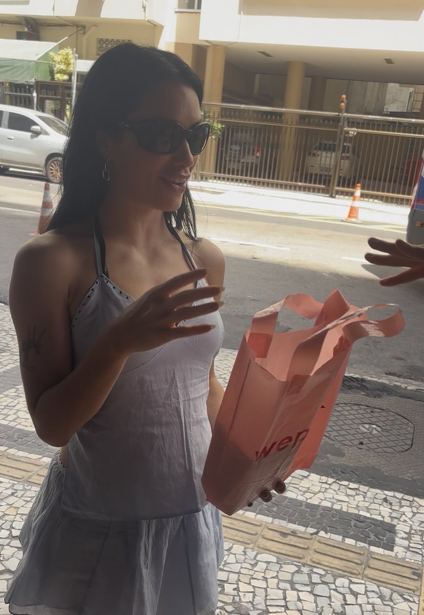 PortalLaliBR's tweet photo. Lali recebeu de uma fã um presente da WePink, marca da influenciadora brasileira Virginia Fonseca! 😂🩷 https://t.co/OG2WX7g1o8