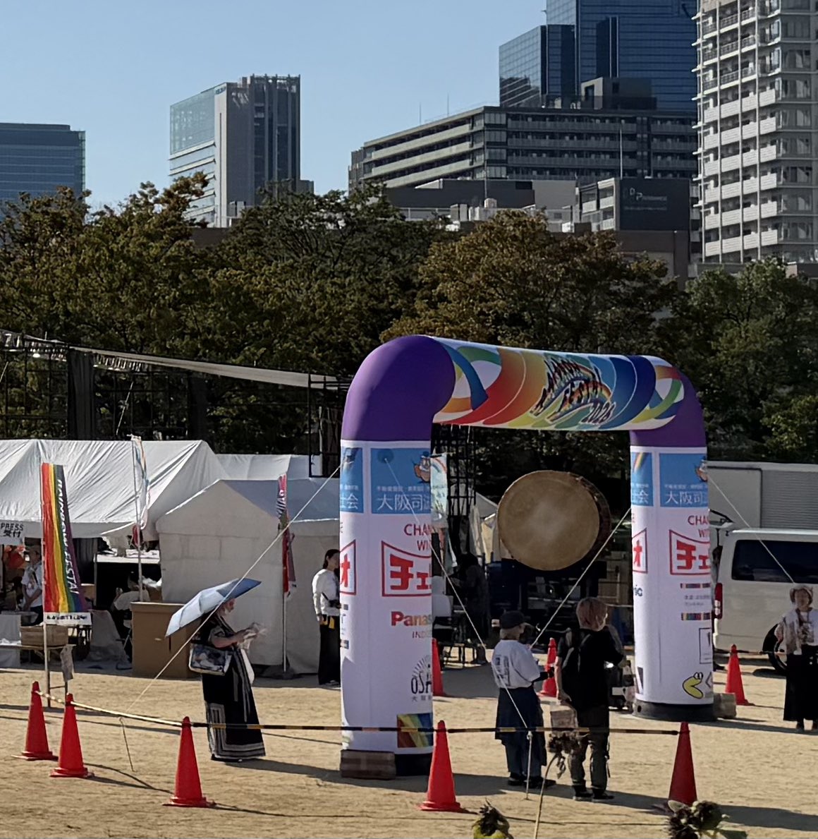 gowgowgowgowgow's tweet photo. 昨日、扇町公園で2日間開催のレインボーフェスを少し覗いて来ました🌈
思いのほか日差しが暑くてすぐに退散していつも通り公園呑みしてました🤣w https://t.co/mMzwUKntUl