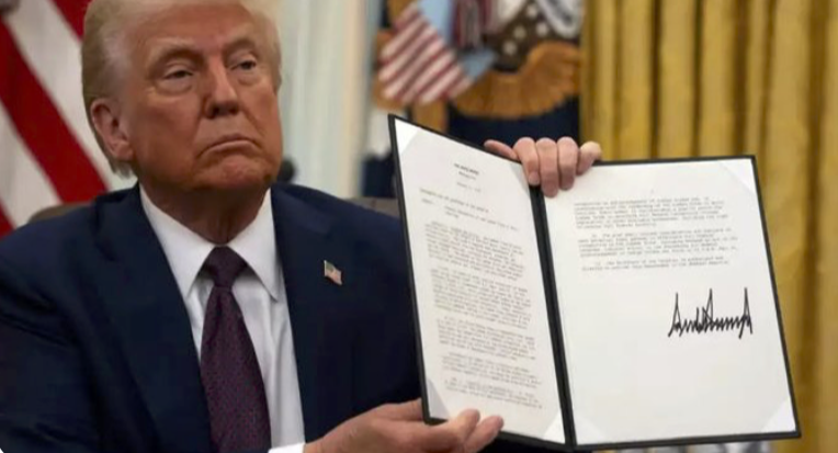 AlexTaylorNews's tweet photo. On Sep 18th Trump signed the Lindsey Graham Act imposing punitive tariffs and sanctions on countries "that continue buying Russian oil or gas"

Yesterday, 𝐛𝐚𝐫𝐞𝐥𝐲 𝟐 𝐰𝐞𝐞𝐤𝐬 𝐥𝐚𝐭𝐞𝐫, he announces the US is buying more than 4.8 million metric 𝐭𝐨𝐧𝐬 of Russian oil https://t.co/PRBO0S5dGr