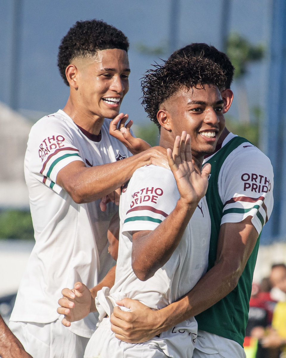 FluminenseFC's tweet photo. VEEENCEE O FLUMINENSE! 🇭🇺🇭🇺
Com gols de Paulinho, Murilo Dourado e Webert Richard, os #MlksDeXerém vencem o Maricá por 3 a 0 fora de casa, na penúltima rodada do Carioca Sub-20, e seguem invictos! #VemQueTem
📸: Leonardo Brasil/FFC https://t.co/NuZVViPyBA