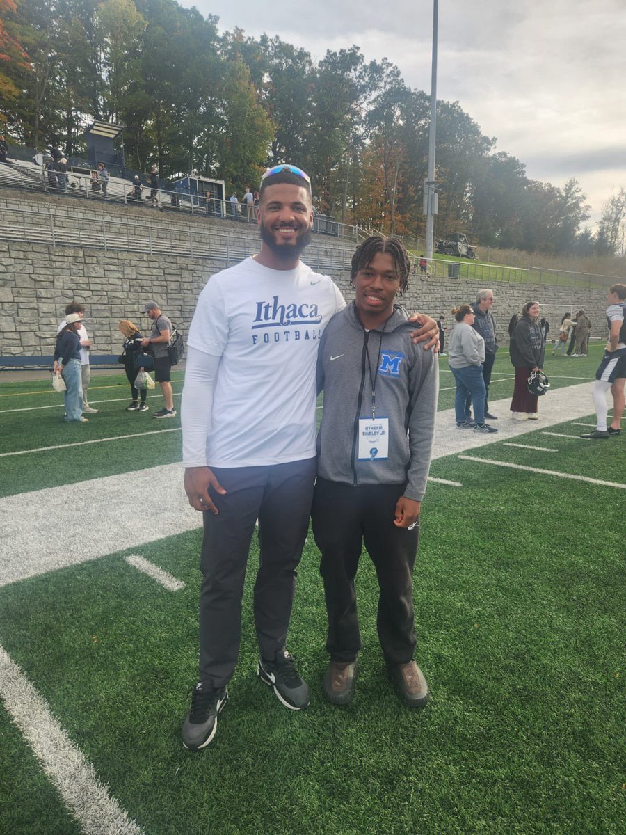 RyheemTins30740's tweet photo. Great time at @IthacaBomberFB today for a game day visit! 🔵⚪️

Appreciate the coaching staff @MaguireBrandon and @Coach_Gladney for having me out and showing love. Great atmosphere and a big 36-0 win over Rochester!
Thank you for the hospitality!

#GoBombers #AGTG

@Mtownfb @MiddieAthletics @TEC_Recruiting @StirFrySports
