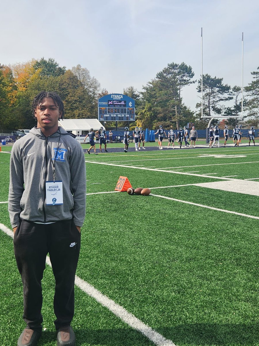 RyheemTins30740's tweet photo. Great time at @IthacaBomberFB today for a game day visit! 🔵⚪️

Appreciate the coaching staff @MaguireBrandon and @Coach_Gladney for having me out and showing love. Great atmosphere and a big 36-0 win over Rochester!
Thank you for the hospitality!

#GoBombers #AGTG

@Mtownfb @MiddieAthletics @TEC_Recruiting @StirFrySports