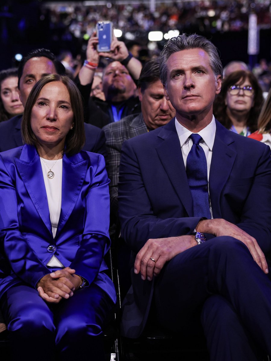 EleniForCA's tweet photo. Such an honor to serve shoulder to shoulder with Governor @GavinNewsom. 

Wishing you the happiest of birthdays, Governor! https://t.co/fbmSPDQLYZ