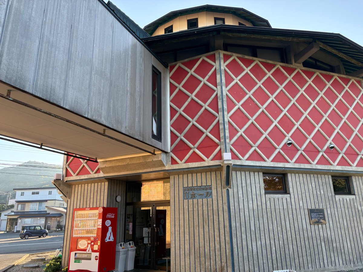 zettohaku's tweet photo. 西和賀町文化創造館UホールさんにCRUSH!のチラシをお渡ししました、ありがとうございます！無人の図書館に「標本作家」や「コミケへの聖歌」など最近の小説が結構ある……！(そして何故かFSSが1〜3巻だけある) #CRUSH盛岡 https://t.co/oBPun8wrCU