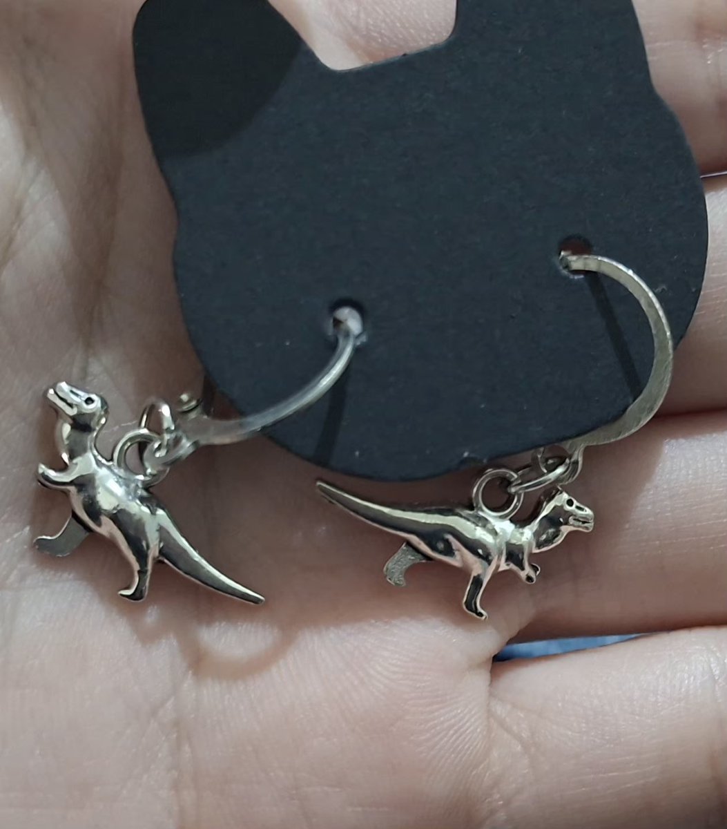 nunuackermann's tweet photo. Vou arrasar com meus brincos de dinossauro, amo. https://t.co/R6uz4NjNPR