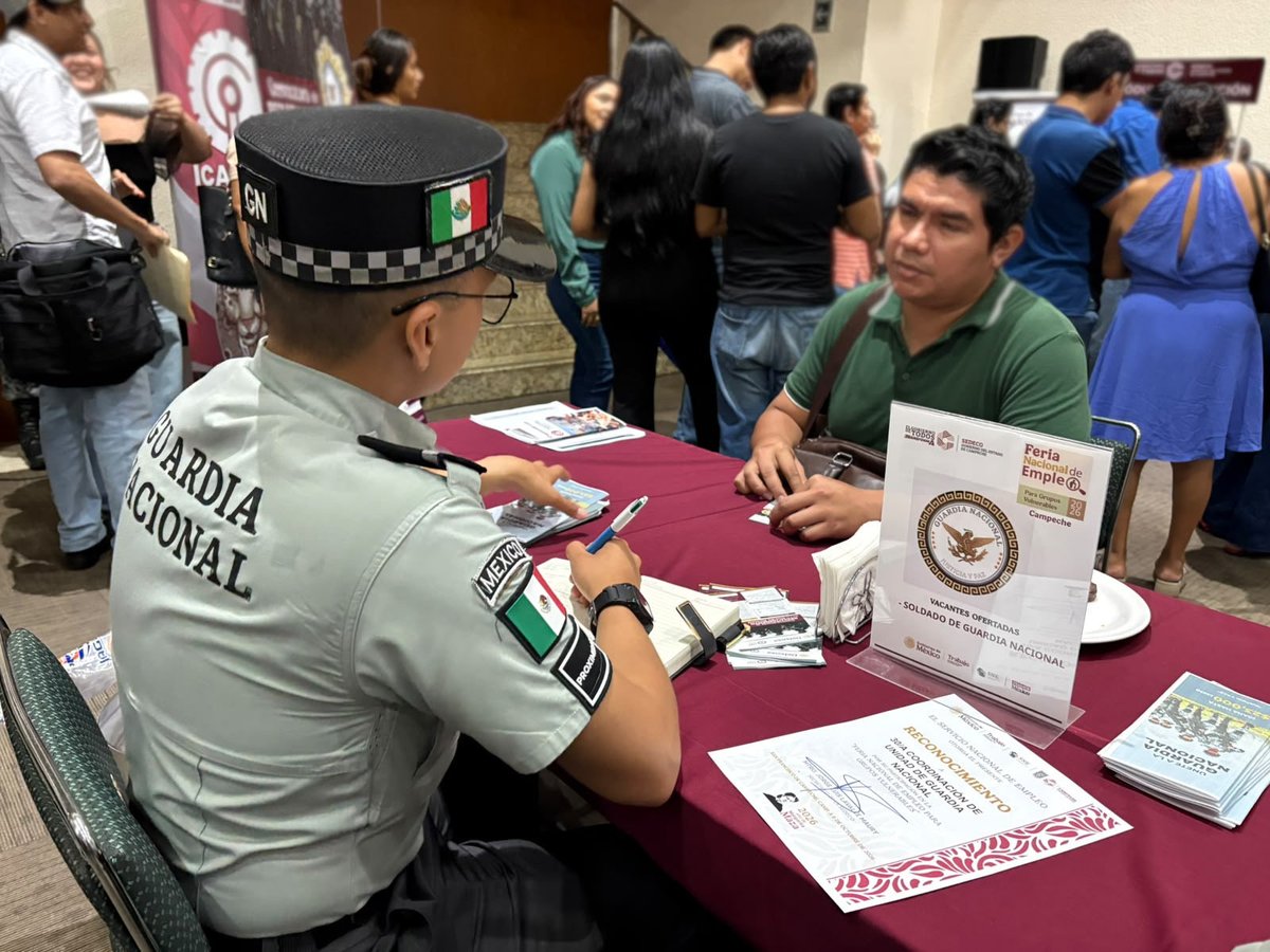 GN_MEXICO_'s tweet photo. Como parte de las actividades de proximidad social y vinculación con la sociedad, personal de la #GuardiaNacional, en compañía de los sargentos #JustoYPaz, participaron en la Feria Nacional del Empleo 2026, realizada en el Centro de Convenciones y Exposiciones de #Campeche, sumándose a este espacio que promueve el encuentro entre las personas y las oportunidades laborales. #LaGuardiaNacionalEstáContigo