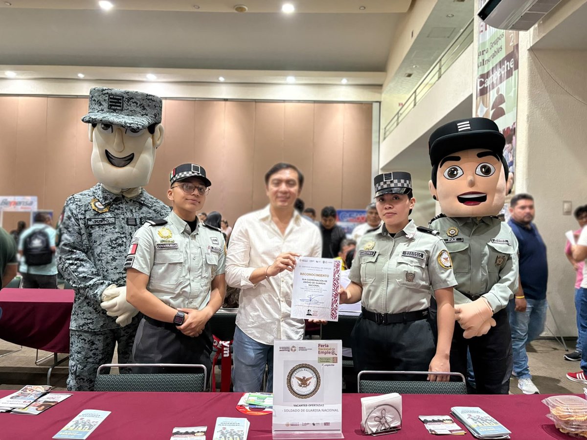 GN_MEXICO_'s tweet photo. Como parte de las actividades de proximidad social y vinculación con la sociedad, personal de la #GuardiaNacional, en compañía de los sargentos #JustoYPaz, participaron en la Feria Nacional del Empleo 2026, realizada en el Centro de Convenciones y Exposiciones de #Campeche, sumándose a este espacio que promueve el encuentro entre las personas y las oportunidades laborales. #LaGuardiaNacionalEstáContigo
