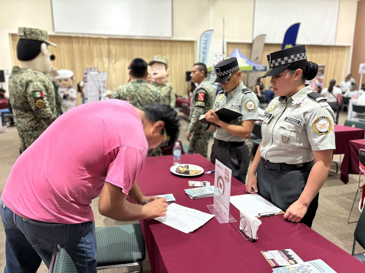 GN_MEXICO_'s tweet photo. Como parte de las actividades de proximidad social y vinculación con la sociedad, personal de la #GuardiaNacional, en compañía de los sargentos #JustoYPaz, participaron en la Feria Nacional del Empleo 2026, realizada en el Centro de Convenciones y Exposiciones de #Campeche, sumándose a este espacio que promueve el encuentro entre las personas y las oportunidades laborales. #LaGuardiaNacionalEstáContigo