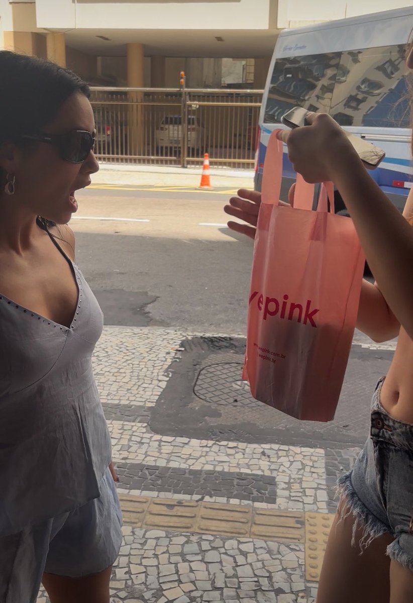 tracklist's tweet photo. A cantora Lali encontrou fãs durante sua passagem pelo Rio de Janeiro, onde comemora seu aniversário. https://t.co/KIuJDTyJ3s