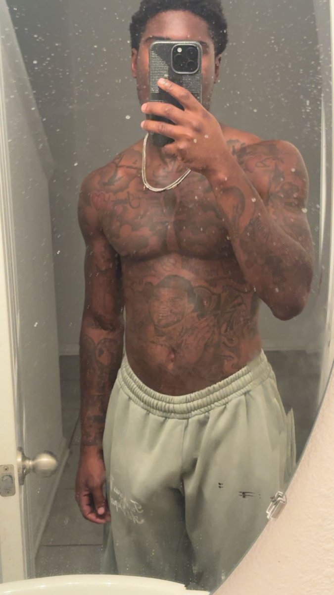 unknow3rdleg_'s tweet photo. I’m bored asf I needa freak 🫩

#freak #throatgoat #jaxfreaks #backshots https://t.co/C6VF6KHN79