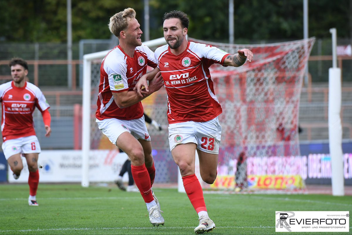 revierfoto's tweet photo. Regionalliga West: Rot-Weiß Oberhausen schlägt den 1. FC Bocholt im Stadion Niederrhein in Oberhausen
#revierfoto
#regionalliga
#rwo
#oberhausen
#kleeblätter
#fußball
#fussball https://t.co/Pb6C7wvAWJ