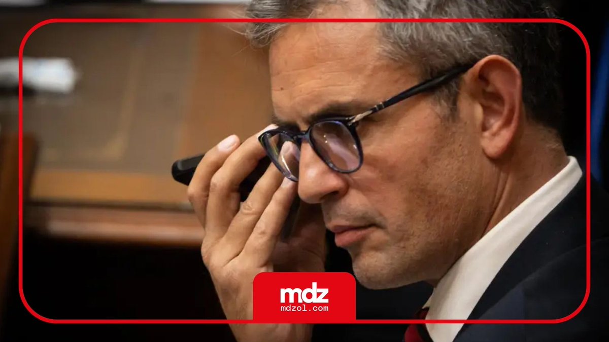 mdzol's tweet photo. MARTÍN MENEM RECONOCIÓ DIFERENCIAS EN EL ARMADO ELECTORAL Y PIDE PACIENCIA: “SERÍA MUCHO MÁS FÁCIL CERRAR ACUERDOS CON CUANTO GOBERNANTE SE NOS CRUZA”

El presidente de la Cámara de Diputados, Martín Menem, defendió la necesidad de construir acuerdos políticos, pero recalcó que esas alianzas deben darse si hay entendimiento en el avance de las reformas que impulsa Javier Milei.

El referente karinista dejó en claro sus reparos frente a quienes impulsan pactos rápidos con los gobernadores. Durante un acto realizado en Tigre, el dirigente de La Libertad Avanza (LLA) advirtió sobre las dificultades que implica el armado político y planteó que la estrategia del oficialismo debe contemplar no solo las próximas elecciones, sino también la continuidad del rumbo del Gobierno a largo plazo.

https://t.co/MMBxfPUQ9g