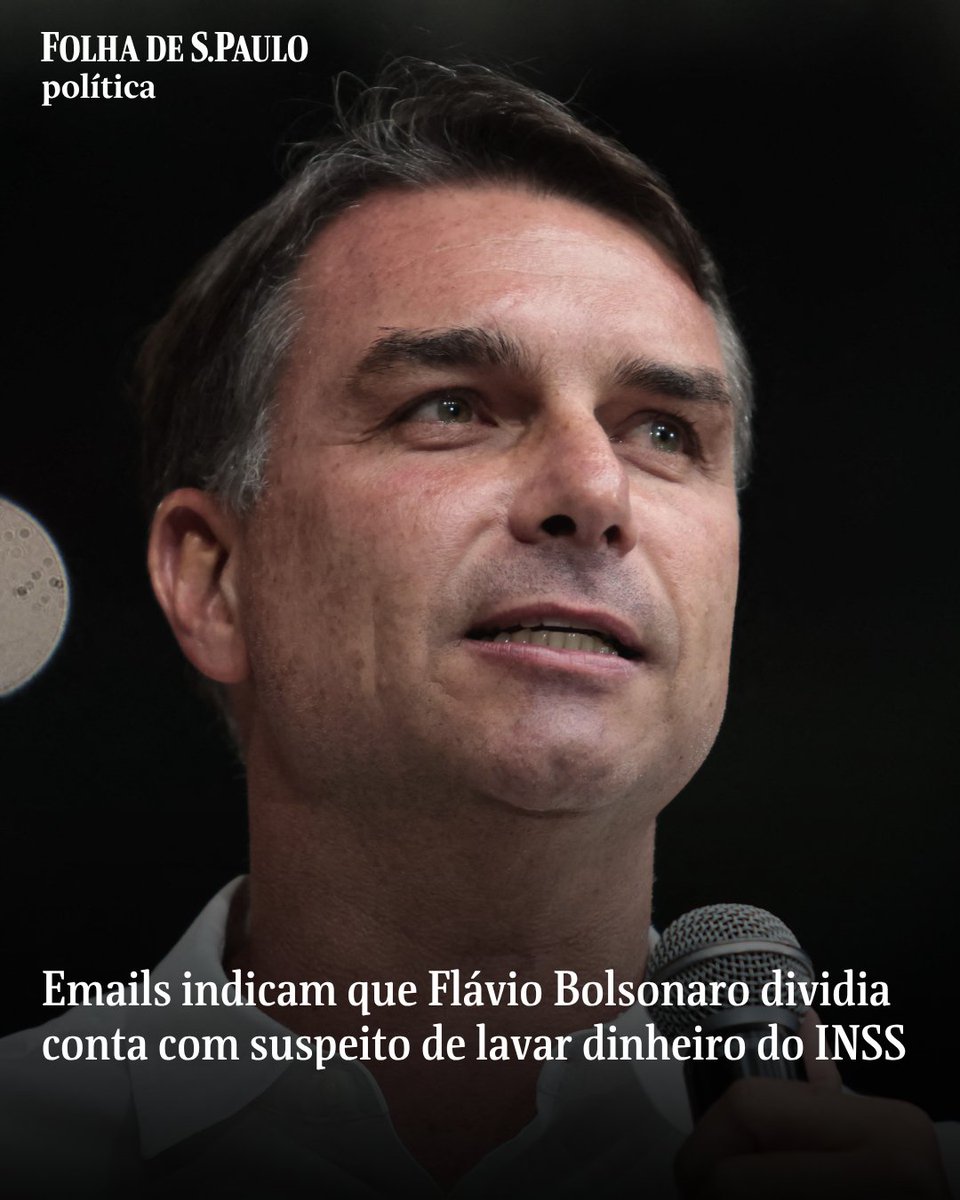 folha's tweet photo. Emails obtidos pela Polícia Federal indicam que o senador Flávio Bolsonaro (PL), candidato à Presidência da República, compartilhava uma conta bancária no Santander com o advogado e empresário Willer Tomaz, suspeito de envolvimento em um esquema de lavagem de dinheiro relacionado a fraudes no INSS. Os dois negam. As informações foram reveladas inicialmente pelo UOL e confirmadas pela Folha.

📲Leia mais na #Folha: https://t.co/1IP93tSxzI

📷 Mauro Pimentel - 9.out.26/AFP
📝 Raquel Lopes

#PraTodosVerem: O senador Flávio Bolsonaro (PL) durante campanha presidencial no Rio de Janeiro
