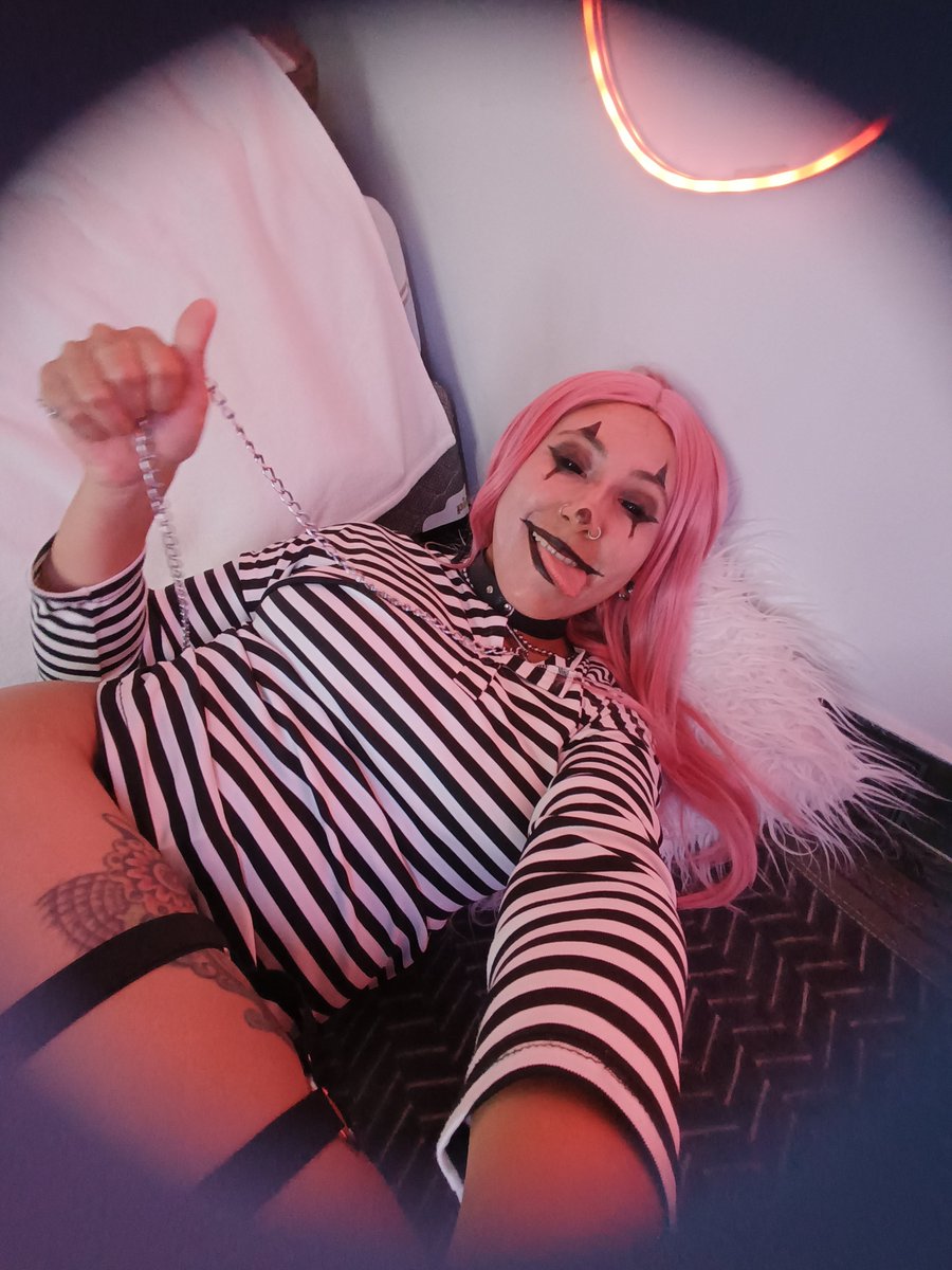 Missserena22's tweet photo. Do you want me to give you a scare? 😈🎃
#sfw ##domination #halloween #sexy #bigass#chaturbate #videocalls #horny #femdom https://t.co/YLzgGXSEU6