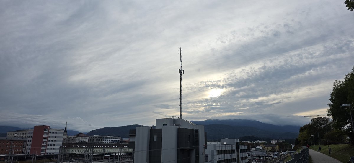 WWien10's tweet photo. 🍂 Villach-Lind erst grau, dann Sonne, abends kräftiger #Regen.
Top 3 geprüft:
🌡️ Villach-Wasenboden 17,5°, Finkenstein 16,9°, Lind 16,8°
🌧️ #Finkenstein 9,1 mm, Lind &amp; #Wernberg-Kletschach je 6,4 mm.
🌙 Nachts örtlich leichter Regen, Nebel möglich. #Villach https://t.co/oTeZiSG3eL