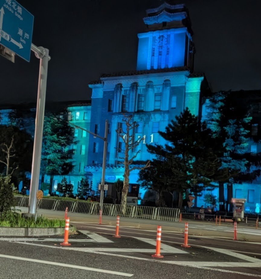 yynorimasa's tweet photo. 昨夜市役所の前を通ったら青白かった😱 https://t.co/y9hxo2Mrdz