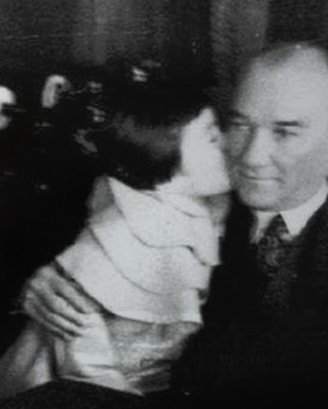 onur_1283's tweet photo. Atatürk ve Küçük Ülkü. (1937) 🥰 https://t.co/XOKTA6JztD