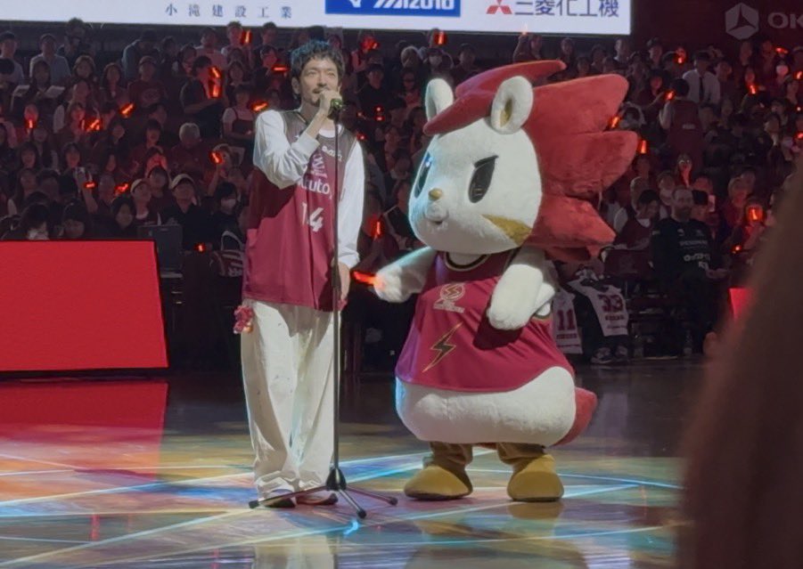 kitagawakenichi's tweet photo. ハーフタイムショーありがとうございました！ロウルこんな近くいてくれてたの気付かず…
24日はハーフタイムに加え、オープニングでも歌います。早めにご来場いただけますと、うれしいわたくしがいつもより腕を高く上げ歌います。 https://t.co/MJcgZmeEoY