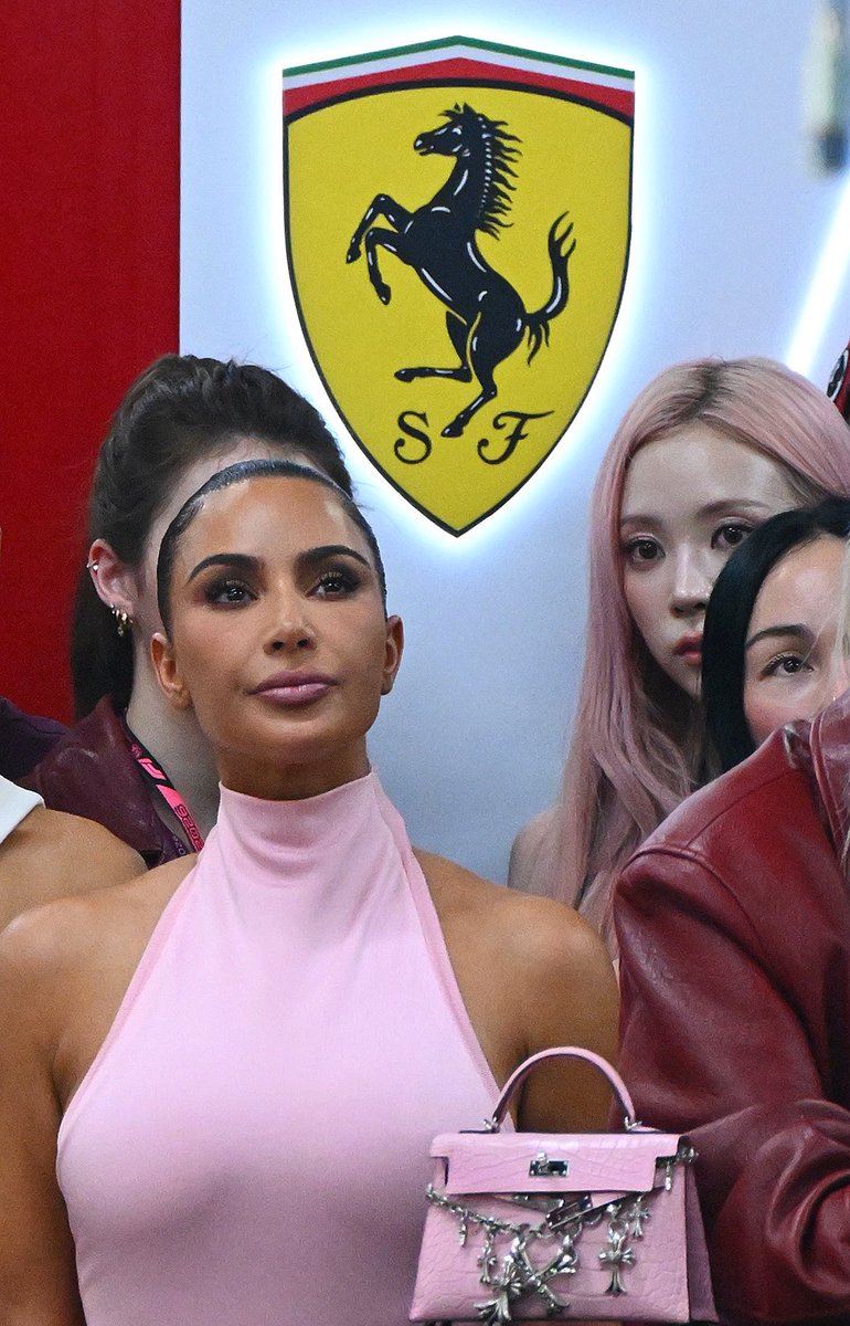 ComplexStyle's tweet photo. Kim at the Singapore Grand Prix, carrying a pink crocodile Hermès Kelly bag with a Chrome Hearts chain 🎀😮‍💨

📸: Getty https://t.co/RdWRIRDgsW