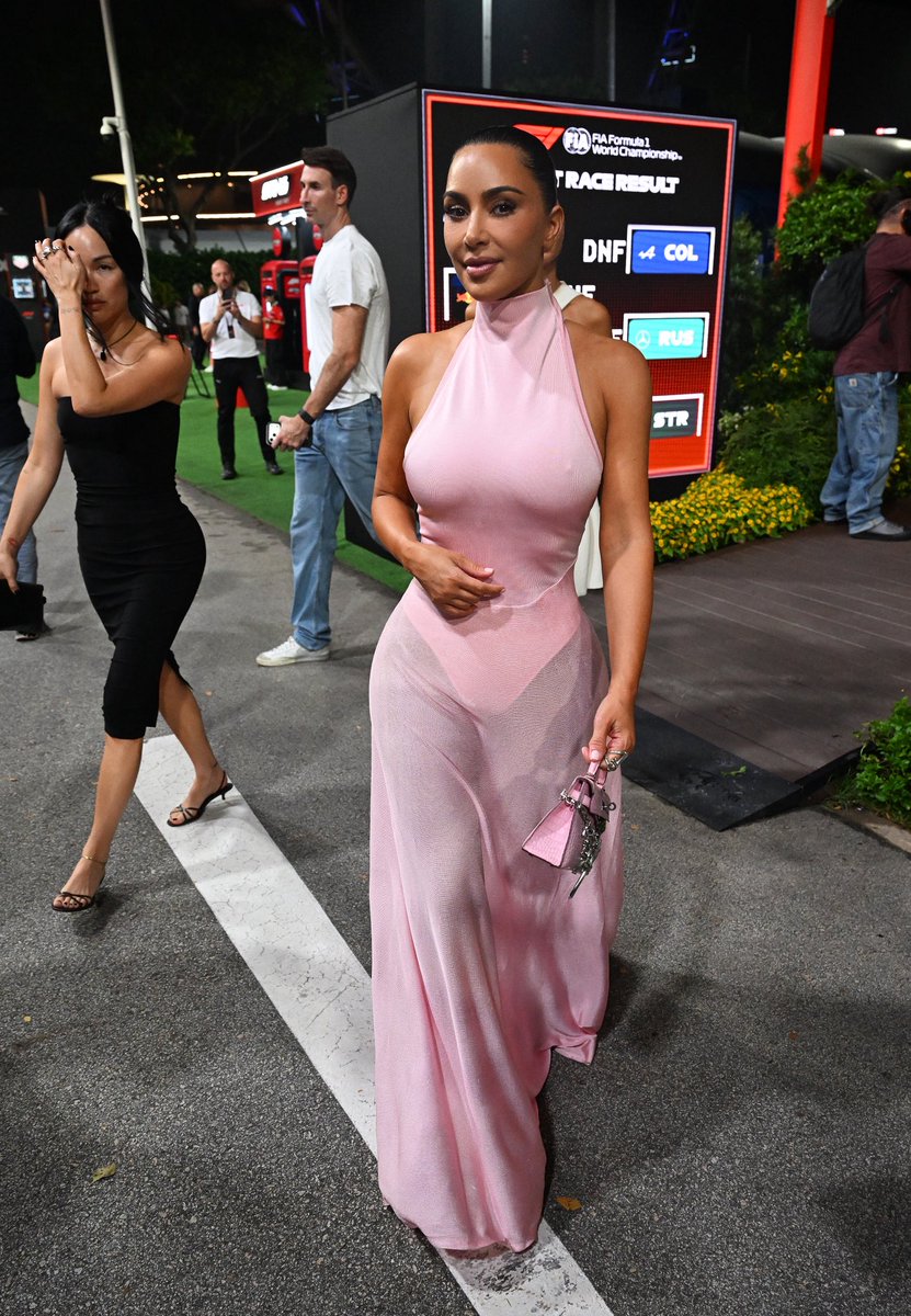 ComplexStyle's tweet photo. Kim at the Singapore Grand Prix, carrying a pink crocodile Hermès Kelly bag with a Chrome Hearts chain 🎀😮‍💨

📸: Getty https://t.co/RdWRIRDgsW