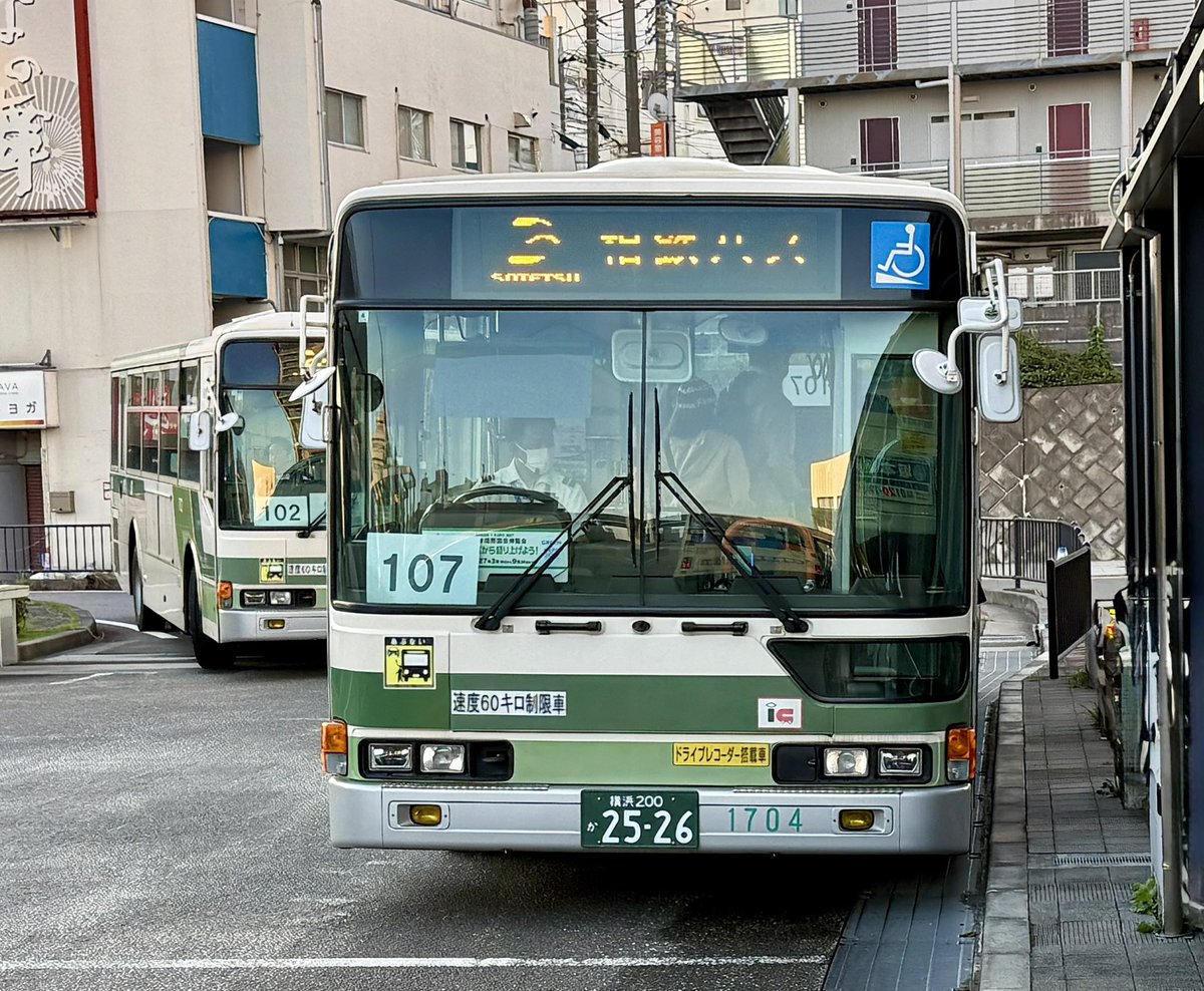 Seto08Yasu's tweet photo. 朝から���塗装揃い…🚌
「baycurrent Classic」のシャトルバス。
「そうペン」のぬいぐるみが、あるんですね。🐧

#相鉄バス #旧塗装 #ベイカレントクラシック #シャトルバス #もっと相鉄線 #そうペン https://t.co/vOdQM0iXam