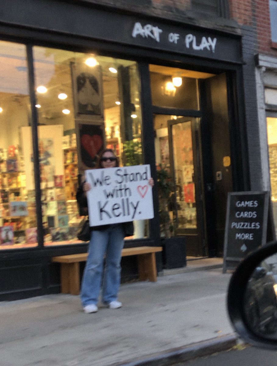 ohitsroodie's tweet photo. Kelly Clarkson army rise up! https://t.co/9LIfPWHkFV