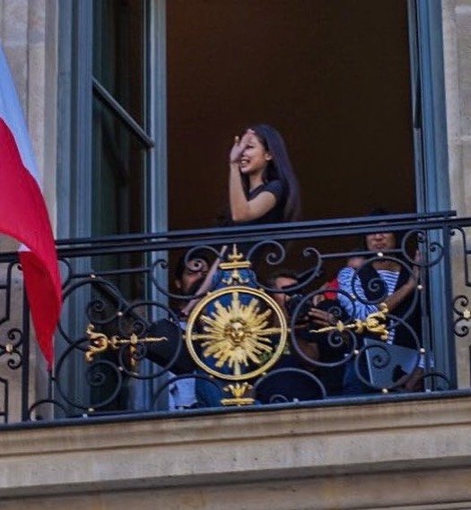 Secta_BPnkniana's tweet photo. Jennie viendo que todos sus fans están vestidos de capybara afuera del hotel 🤣🇵🇪🇵🇪🇵🇪 @jennierubyjane piénsalo beba 😏 https://t.co/qN5smmBxBa