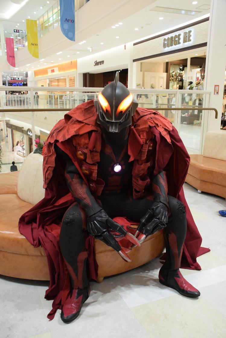 1siMaweRuznZJyI's tweet photo. #日常にいるウルトラマンが見たい
ショッピングモールでひと休みする陛下 https://t.co/LeuFLDrMQl